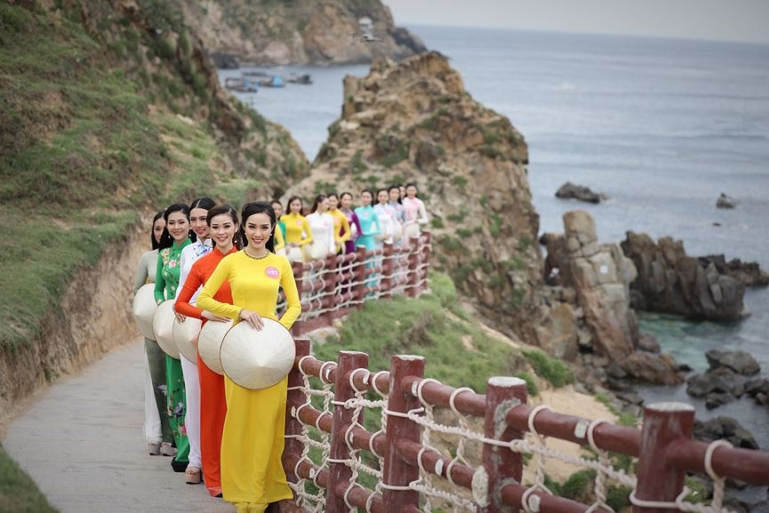 30 thí sinh hoa hậu phía Nam làm sáng bừng Eo Gió với áo dài rực rỡ - ảnh 4