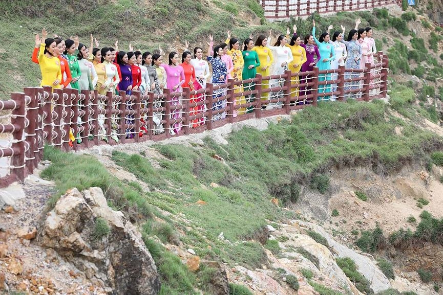 30 thí sinh hoa hậu phía Nam làm sáng bừng Eo Gió với áo dài rực rỡ - ảnh 5