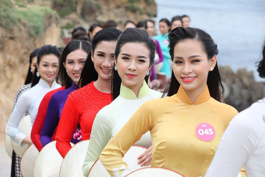30 thí sinh hoa hậu phía Nam làm sáng bừng Eo Gió với áo dài rực rỡ - ảnh 6