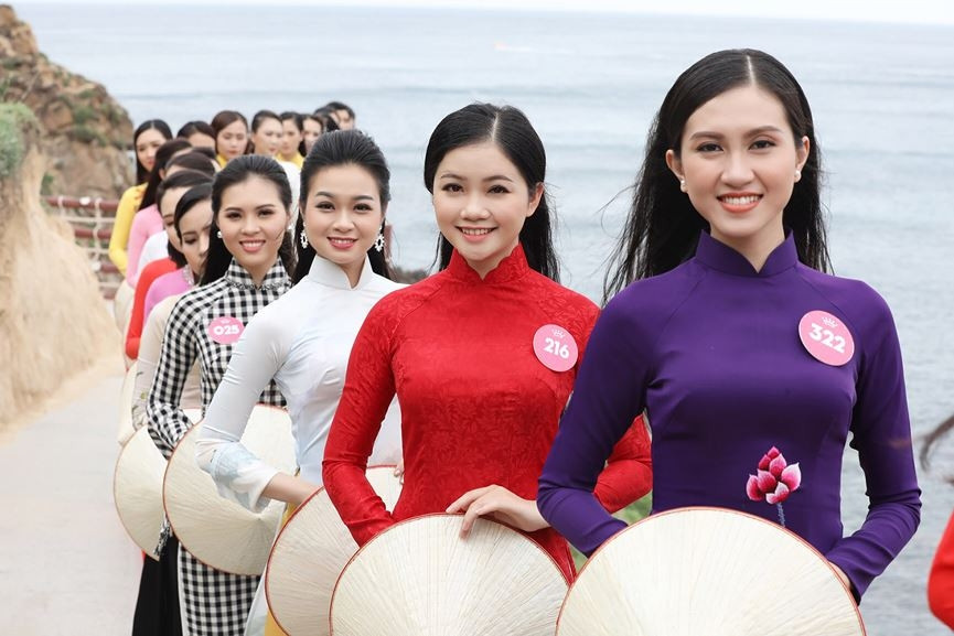 30 thí sinh hoa hậu phía Nam làm sáng bừng Eo Gió với áo dài rực rỡ - ảnh 7