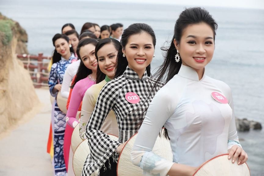 30 thí sinh hoa hậu phía Nam làm sáng bừng Eo Gió với áo dài rực rỡ - ảnh 8