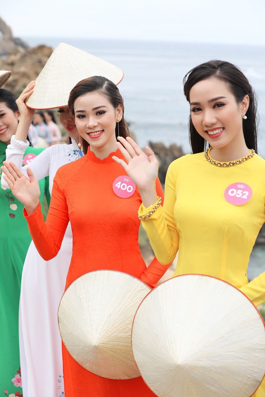 30 thí sinh hoa hậu phía Nam làm sáng bừng Eo Gió với áo dài rực rỡ - ảnh 9
