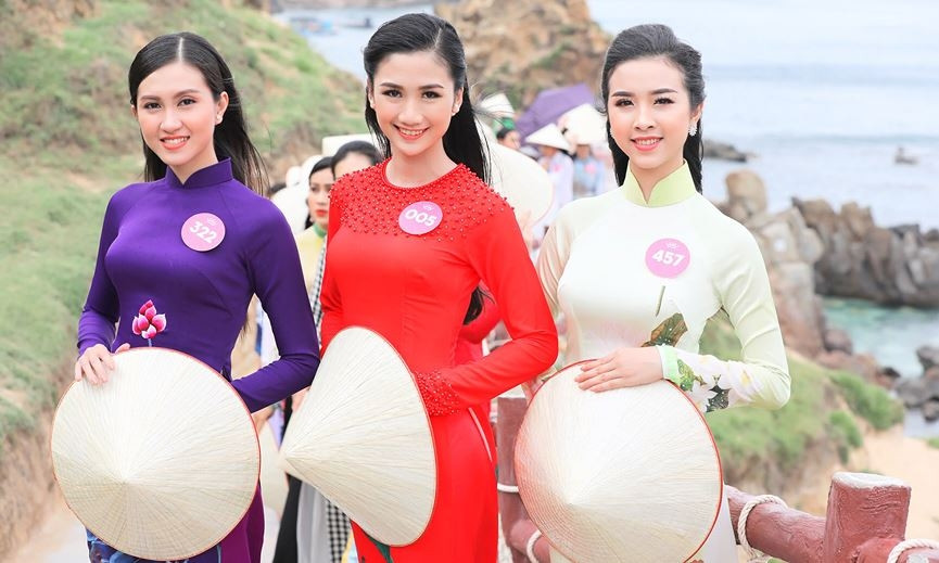 30 thí sinh hoa hậu phía Nam làm sáng bừng Eo Gió với áo dài rực rỡ - ảnh 10