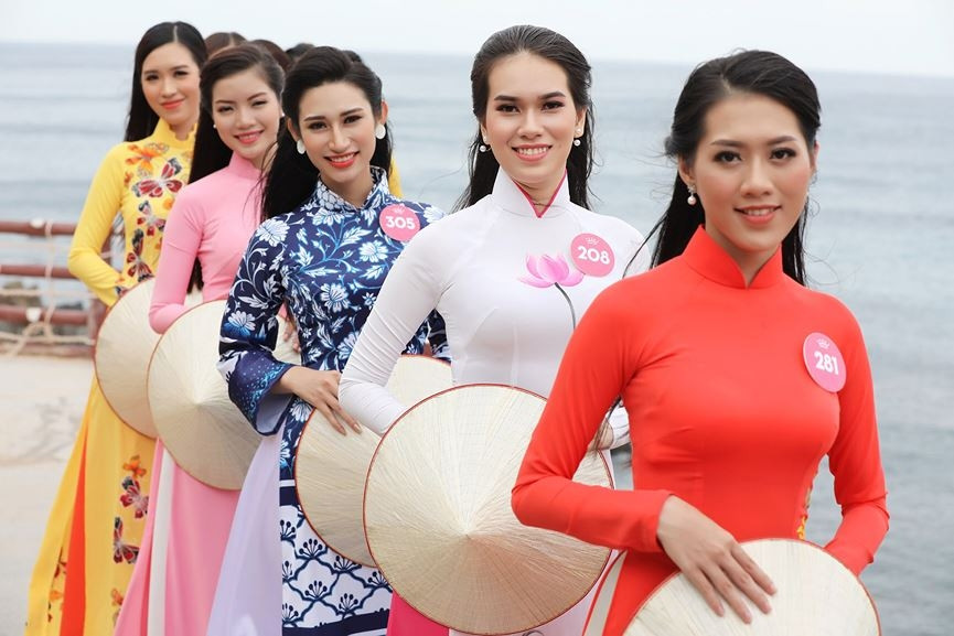30 thí sinh hoa hậu phía Nam làm sáng bừng Eo Gió với áo dài rực rỡ - ảnh 11