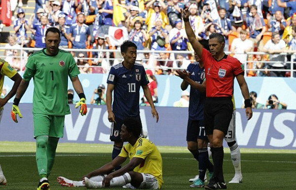 Hành động dại dột của Sanchez khiến anh và tuyển Colombia chịu thiệt. Ảnh: AP.