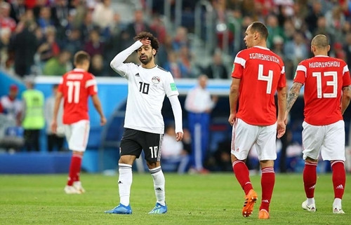 Salah bất lực trước hàng thủ của đội tuyển Nga. Ảnh: Reuters.