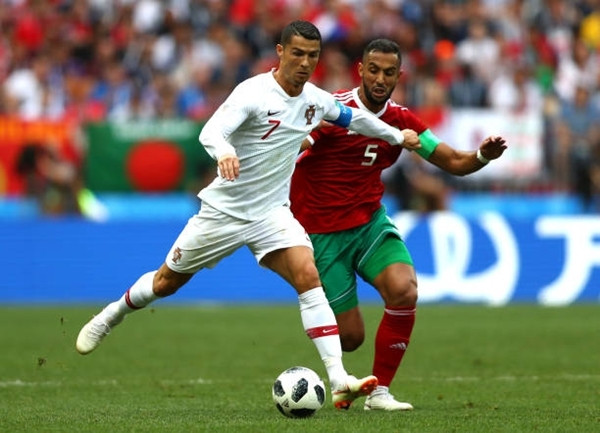 Ronaldo và Benatia nhiều lần va chạm trong trận đấu. Ảnh: AFP.