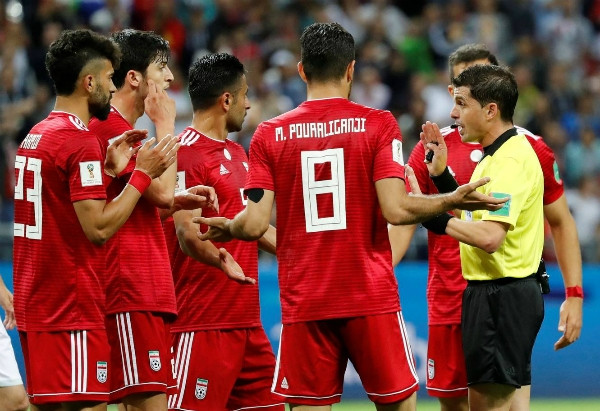 Cầu thủ Iran tranh cãi với trọng tài. Ảnh: Reuters.