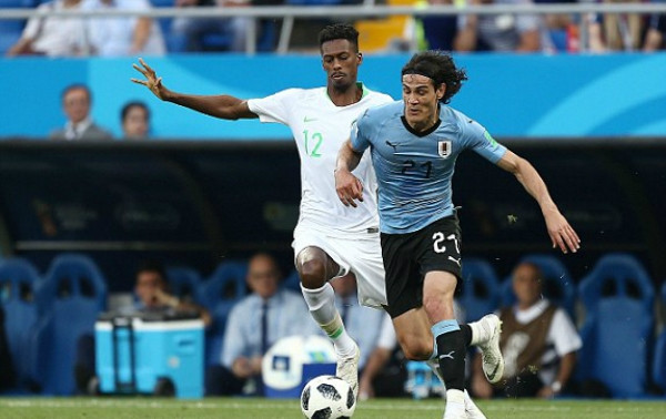 Ả-rập Xê-út (trắng) thi đấu thiếu sức sống, dù Uruguay không quá áp đảo. 