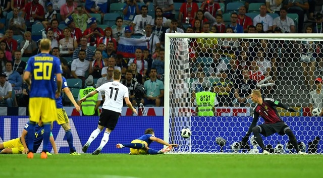 Reus ghi bàn san bằng tỷ số cho Đức