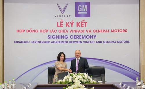 Bà Lê Thị Thu Thủy - Phó Chủ tịch Vingroup kiêm Chủ tịch VinFast và ông Barry Engle, Phó Chủ tịch điều hành kiêm Chủ tịch GM quốc tế ký thỏa thuận hợp tác chiến lược tại thị trường Việt Nam.