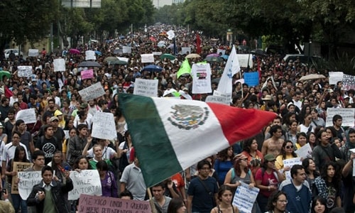 Người dân Mexico diễu hành chống bạo lực băng đảng ma túy ở bang Chihuahua tháng 6/2018. Ảnh: AFP.