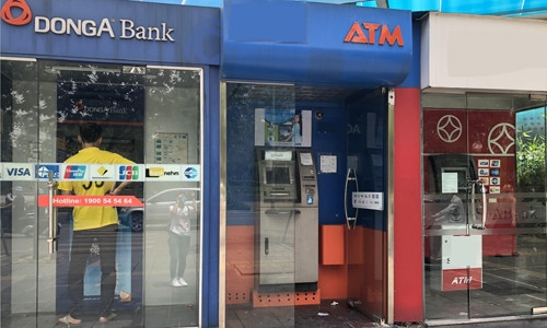 Khách hàng giao dịch tại một ATM của DongA Bank. Ảnh: Ngân Hà.