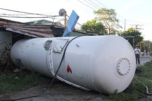 Chiếc bồn gas văng khỏi khung xe sau cú đâm của tàu. Ảnh: Nguyễn Hải.