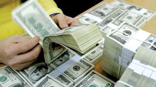 Giá thu đổi ngoại tệ trong hệ thống các ngân hàng vượt mức 23.000 đồng một USD. 