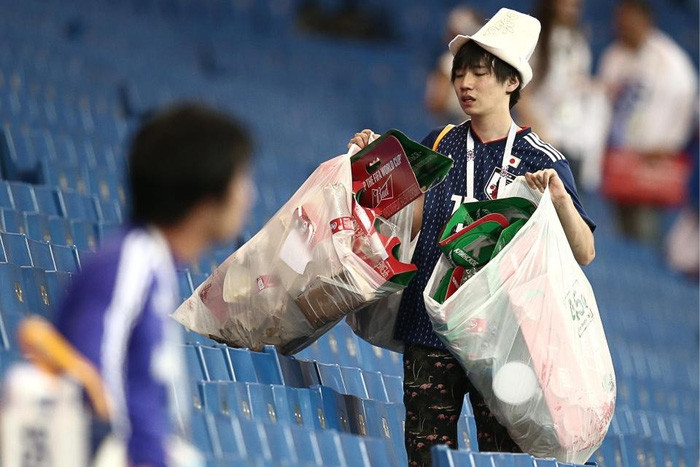Nhật thua, fan Nhật vừa khóc nức nở lại vừa nhặt rác trên khán đài - Ảnh 6.
