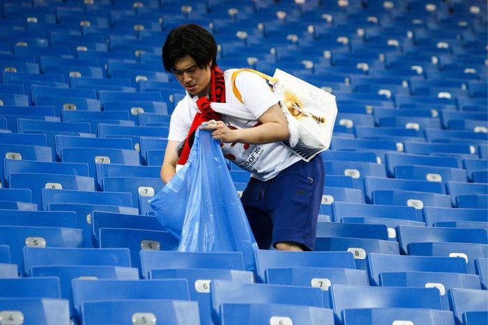 Nhật thua, fan Nhật vừa khóc nức nở lại vừa nhặt rác trên khán đài - Ảnh 8.