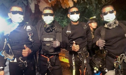 4 đặc nhiệm SEAL cuối cùng thoát khỏi hang sau một tuần túc trực bên các thiếu niên. Ảnh: ABC News.