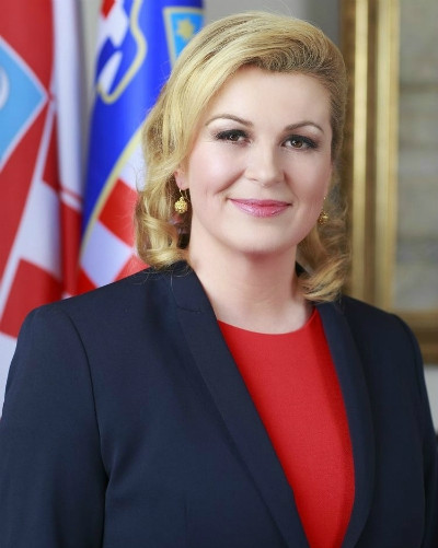 Kolinda Grabar-Kitarović sinh năm 1958. Bà giành thắng lợi trong cuộc bầu cử tổng thống năm 2015 và trở thành nữ tổng thống đầu tiên của nước này. Ở tuổi 50, Kolinda giữ được gương mặt tươi tắn, vóc dáng cân đối. Trang Culture Hook gọi bà là nữ tổng thống quyến rũ nhất thế giới. 