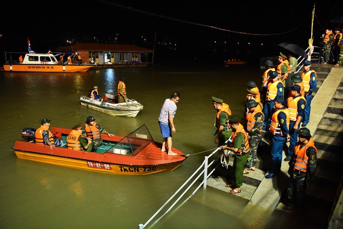 Diễn tập xả lũ khẩn cấp hồ Hoà Bình trong đêm