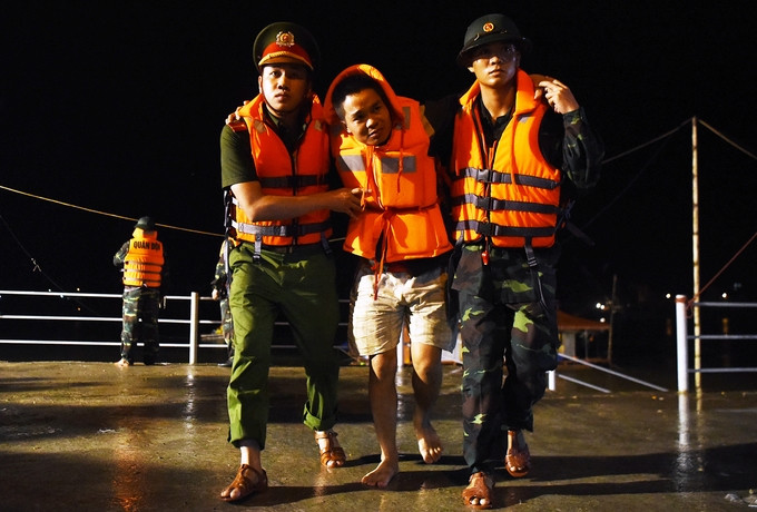 Diễn tập xả lũ khẩn cấp hồ Hoà Bình trong đêm