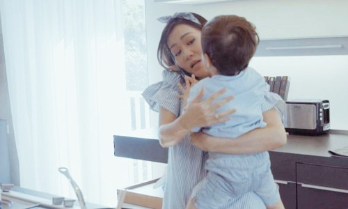 Hình ảnh Thu Minh và con trai trong MV.