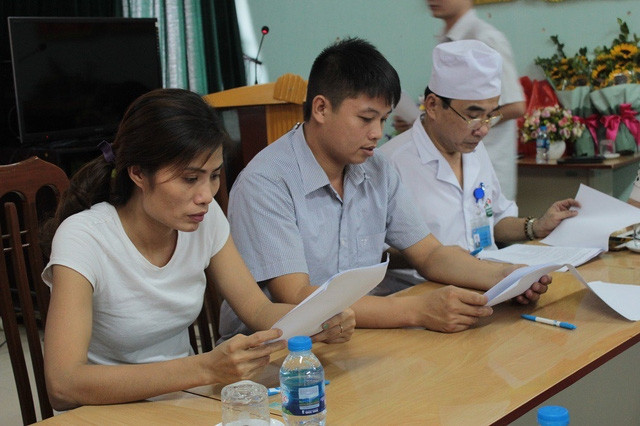 Chị Hương và anh Sơn ký cam kết trong việc trao trả lại con giữa hai gia đình
