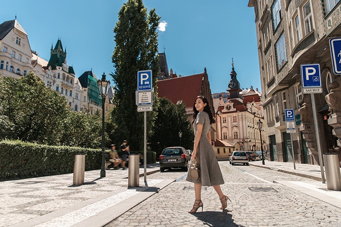 Trong bộ ảnh thực hiện tại châu Âu, diễn viên Mai Thanh Hà đưa ra nhiều gợi ý thiết thực trong việc chọn trang phục cho chị em công sở.
