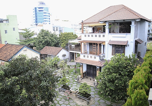 Căn nhà ba tầng, có sân vườn rộng của ông Trần Văn Minh trên đường Lý Thường Kiệt (quận Hải Châu, Đà Nẵng). Ảnh: Nguyễn Đông.