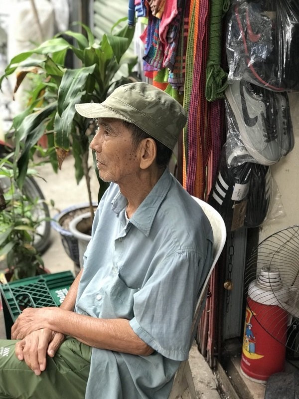 NSƯT Trần Hạnh bán giày, mũ bảo hiểm mưu sinh ở tuổi 89