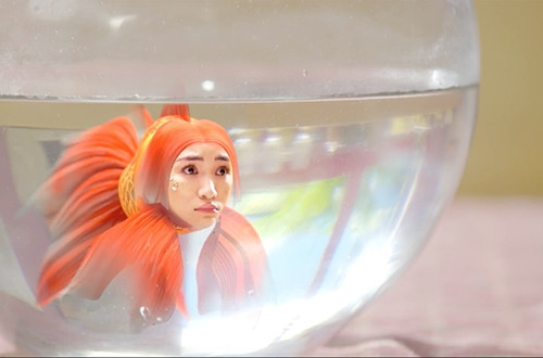 Hình ảnh ca sĩ Hòa Minzy trong MV.