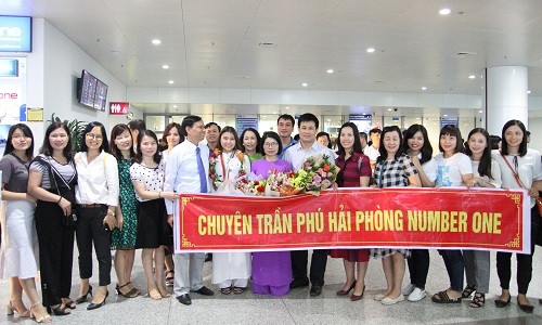 Minh Anh được gia đình, thầy cô từ Hải Phòng tới đón ở sân bay Nội Bài, Hà Nội chiều 23/4. Ảnh: Thùy Linh