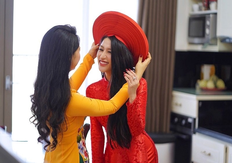 Hot girl Vân Navy rạng rỡ bên ông xã doanh nhân trong đám hỏi
