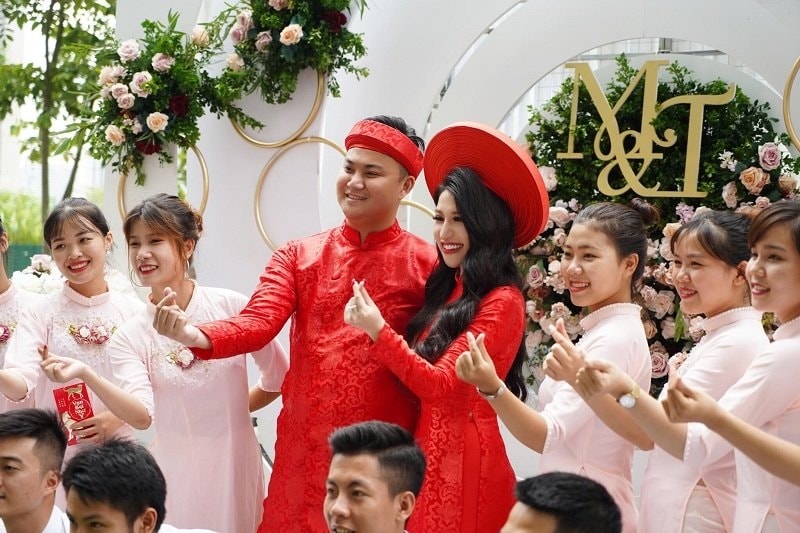 Hot girl Vân Navy rạng rỡ bên ông xã doanh nhân trong đám hỏi