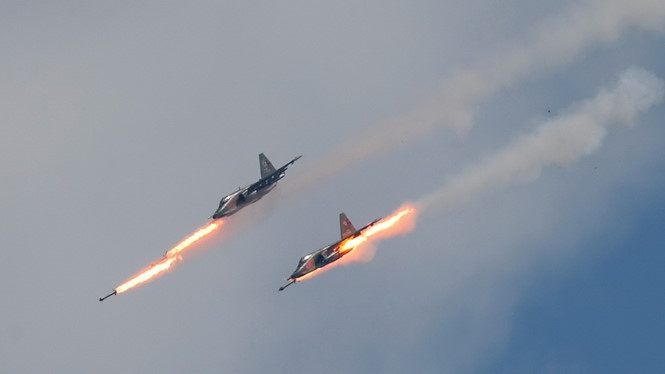 Các chiến đấu cơ Sukhoi Su-25 bắn tên lửa trong cuộc thi Aviadarts /// Reuters