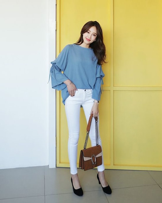 Không cần diện các mẫu váy cầu kỳ, áo blouse vẫn có thể giúp phái đẹp xây dựng hình ảnh duyên dáng khi đi làm.