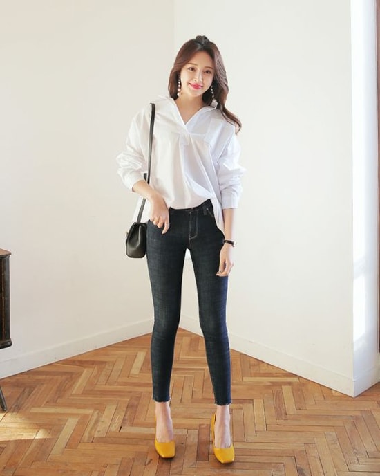 Thay vì sơ mi trắng quen thuộc, chọn áo blouse đồng điệu cùng xu hướng cũng là cách làm hiệu quả để đổi gió về phong cách ăn mặc.