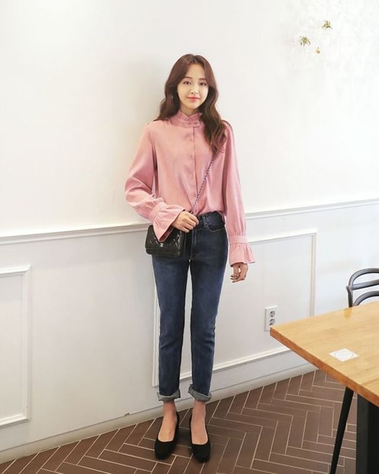 Áo tay loe hot trend ở mùa hè vẫn được các fashionista châu Á lăng xê. Bởi áo theo phong cách cổ điển cũng dễ dàng phối đồ mùa thu.