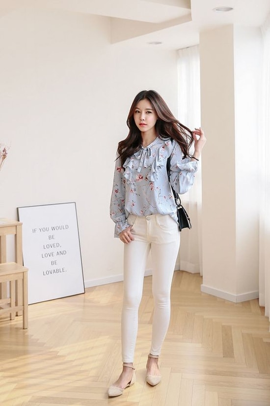 Quàn jeans dáng ôm, quần jeans kiểu dáng đơn giản, phụ kiện thanh nhã thường được phái đẹp chọn lựa để mix cùng áo cầu kỳ về chi tiết.