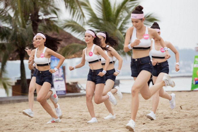 Thí sinh Hoa hậu Việt Nam thi chạy trên bãi biển
