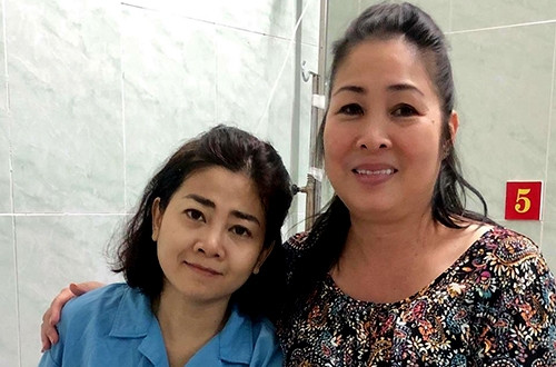 NSND Hồng Vân vào bệnh viện thăm diễn viên Mai Phương. 