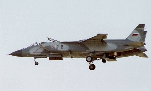 Tiêm kích VTOL Yak-141 của Nga bay biểu diễn tại Anh năm 1992. Ảnh: AP.