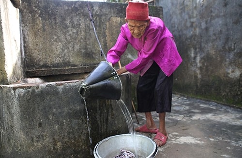 Cuh Lê Thi Thoại hàng ngày vẫn tự quét nhà và giặt đồ. Ảnh: Nguyễn Hải.