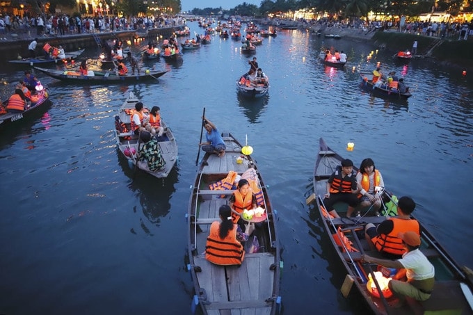 Hàng nghìn người thả hoa đăng trong lễ Vu Lan