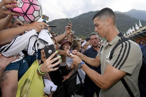 Ronaldo sở hữu lượng cổ động viên đông bậc nhất trên thế giới. Ảnh: AFP.