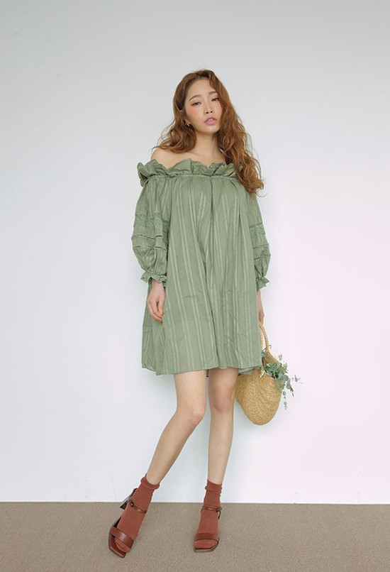 Phụ kiện túi nan, túi lưới cùng các kiểu sandal quai mảnh thường được lựa chọn để mix cùng váy áo trễ vai.