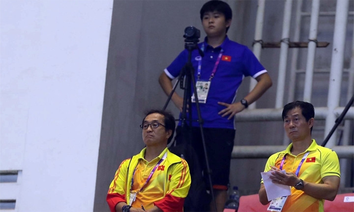 HLV Park Hang-seo cử cả ba trợ lý người Hàn Quốc ở lại sân Pakansari để ghi hình, thu thập thông tin về UAE, đối thủ của Việt Nam trong trận tranh HC đồng. Ảnh: Đức Đồng.