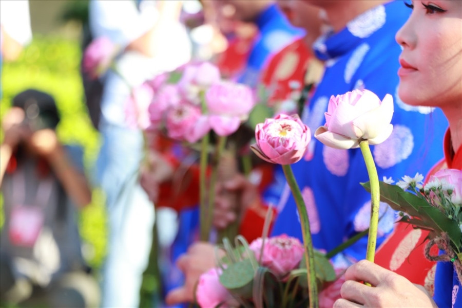 Các cặp đôi chuẩn bị dâng hoa tại tượng đài Hồ Chí MINH tại Nhà thiếu nhi TPHCM