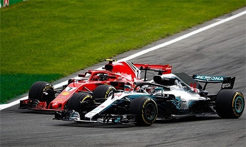 Raikkonen (xe số 7) lẽ ra đã có thể về trước Hamilton (xe số 44), nếu đội ngũ kỹ thuật của Ferrari không mắc lừa các chỉ đạo viên bên phía Mercedes. Ảnh: Autosport.