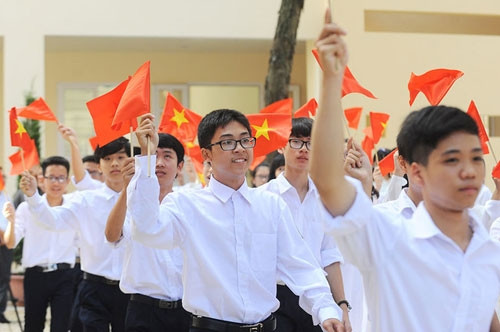 Nhiều thách thức đặt ra cho ngành giáo dục trong năm học mới 2018-2019. Ảnh học sinh tham dự lễ khai giảng: Giang Huy.